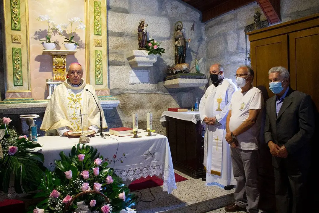 O bispo de Ourense, monse&ntilde;or Jos&eacute; Leonardo Lemos, oficiando a misa na capela de Trasmiras. | FOTO: Laura Rodr&iacute;guez.