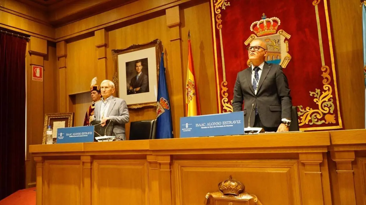 Isaac Alonso Estravis recibe a Medalla de Ouro da Deputaci&oacute;n de Ourense (4) (FILEminimizer)