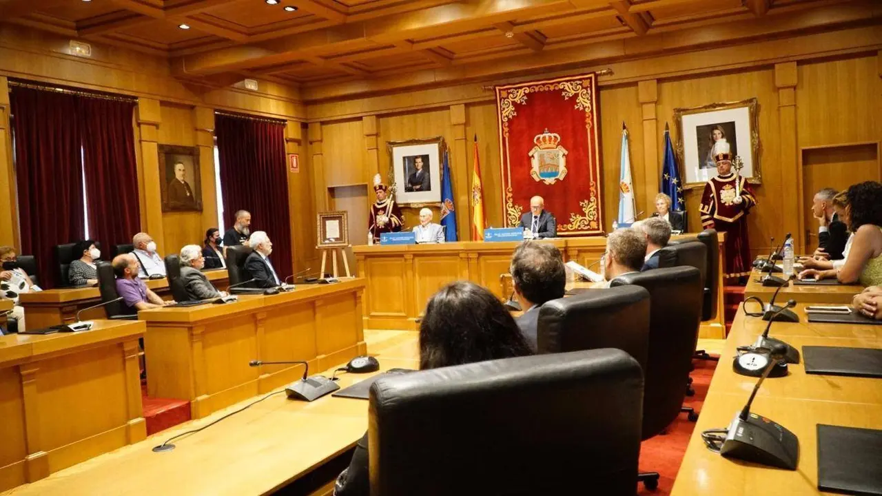 Isaac Alonso Estravis recibe a Medalla de Ouro da Deputaci&oacute;n de Ourense (6) (FILEminimizer)
