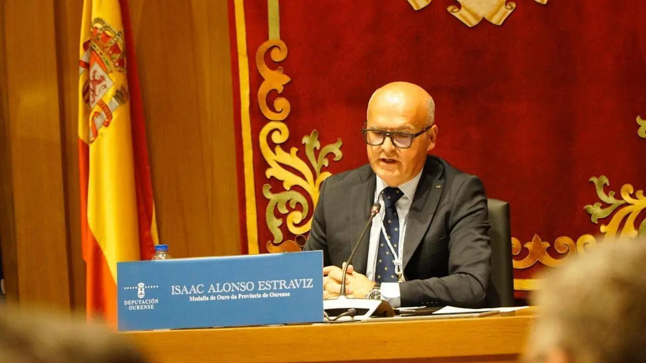 Isaac Alonso Estravis recibe a Medalla de Ouro da Deputaci&oacute;n de Ourense (8) (FILEminimizer)