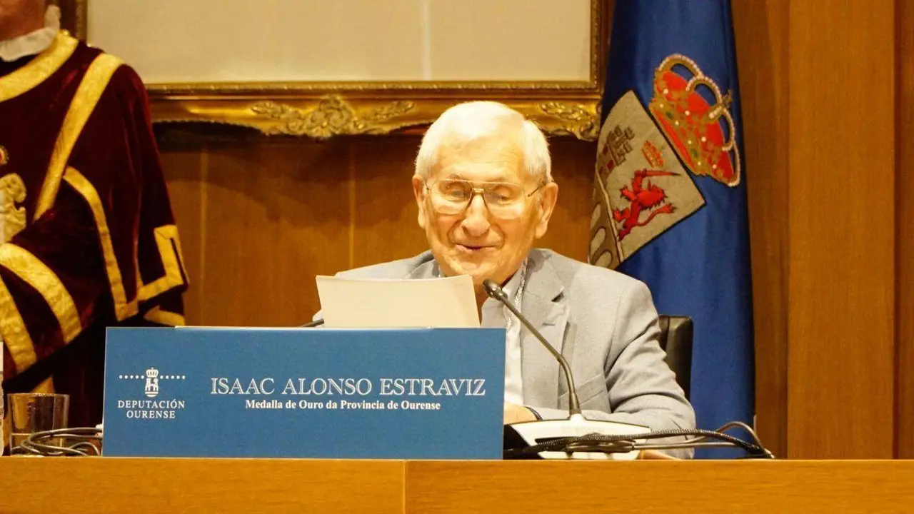 Isaac Alonso Estravis recibe a Medalla de Ouro da Deputaci&oacute;n de Ourense (11) (FILEminimizer)