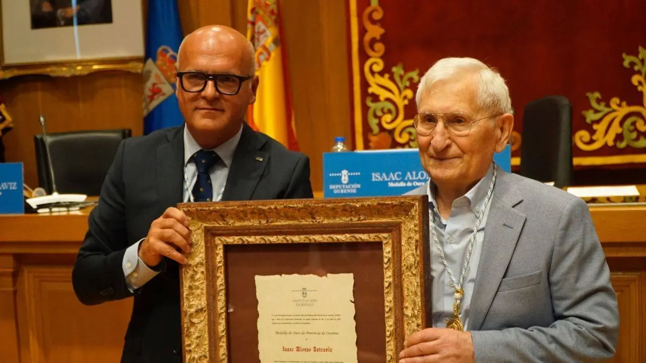 Isaac Alonso Estravis recibe a Medalla de Ouro da Deputaci&oacute;n de Ourense (16) (FILEminimizer)