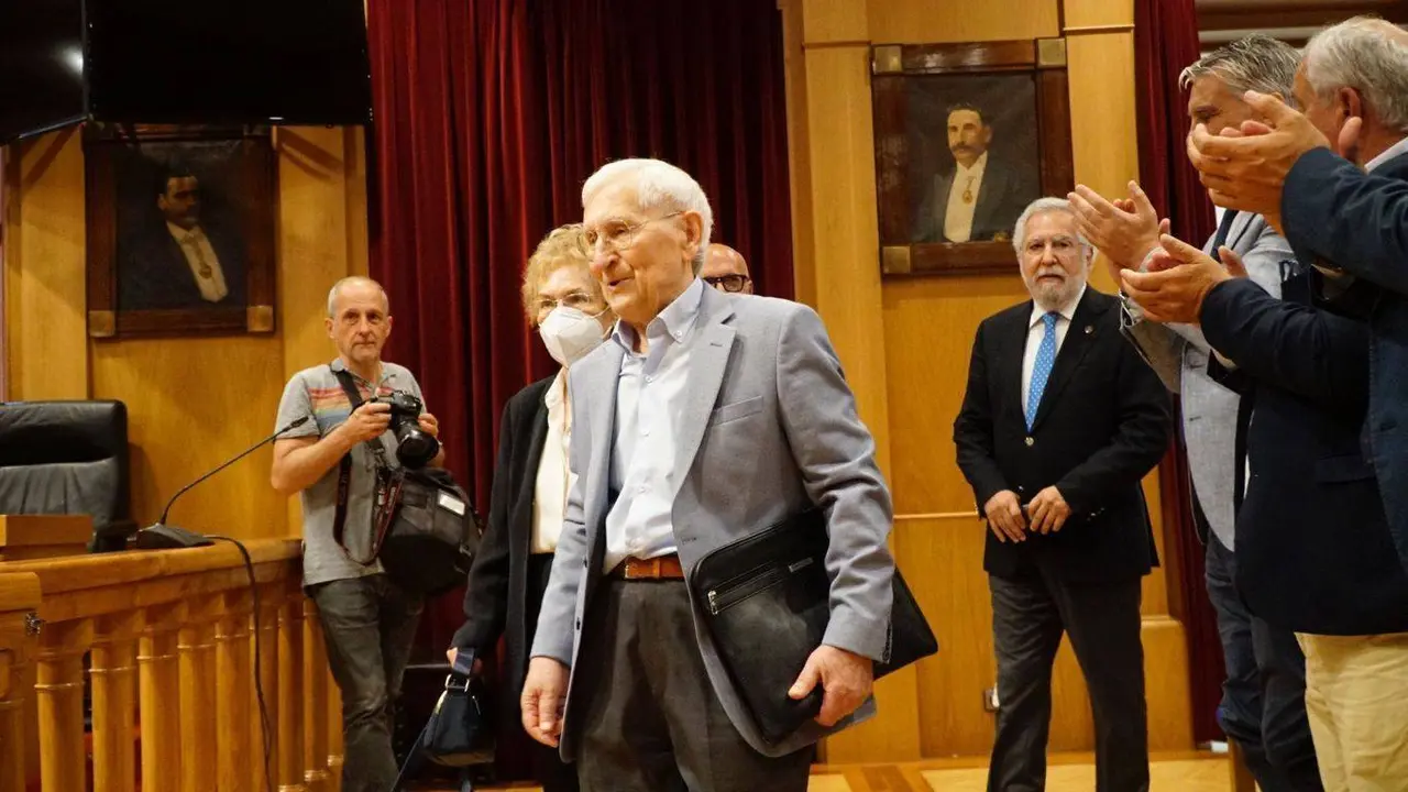 Isaac Alonso Estravis recibe a Medalla de Ouro da Deputaci&oacute;n de Ourense (20) (FILEminimizer)