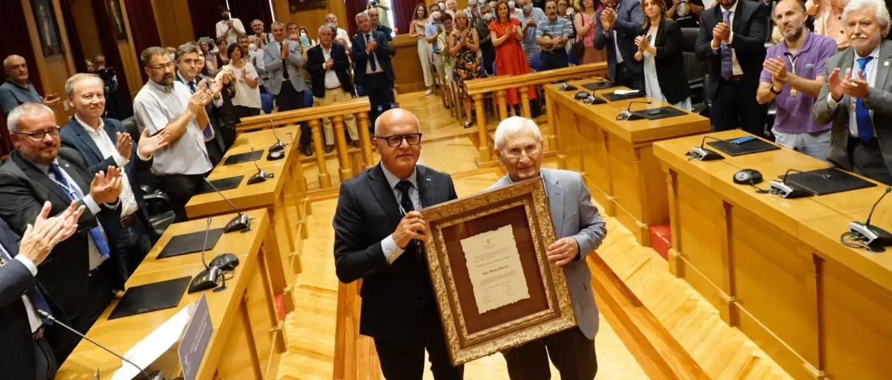 Isaac Alonso Estravis recibe a Medalla de Ouro da Deputaci&oacute;n de Ourense (25) (FILEminimizer)