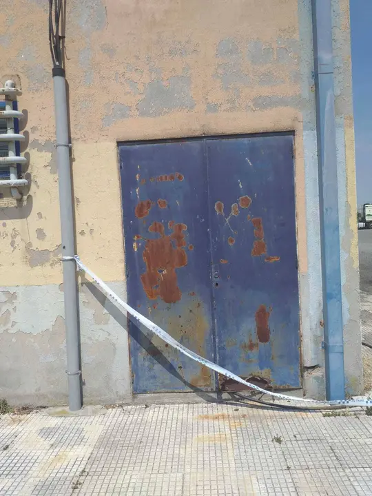 Unha porta do pavill&oacute;n, xa carcomida polo &oacute;xido. | FOTO: &Eacute;rik Doba&ntilde;o.