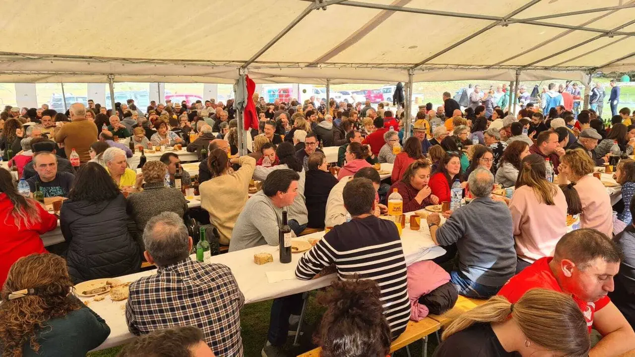 M&aacute;is de 300 persoas participaron no magosto de Vilar de Santos, celebrado en Parada de Outeiro. | FOTO: Concello de Vilar de Santos.