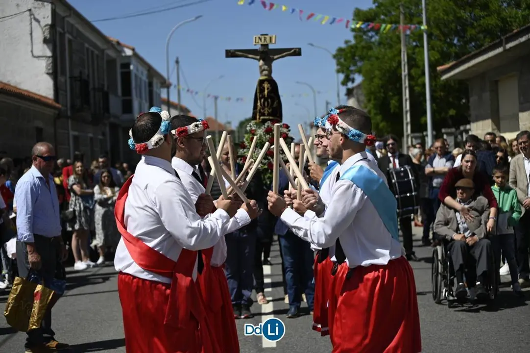 Los danzantes, delante de la imagen de la Santa Cruz, en el centro de As Lamas. | FOTO: Noelia Caseiro.