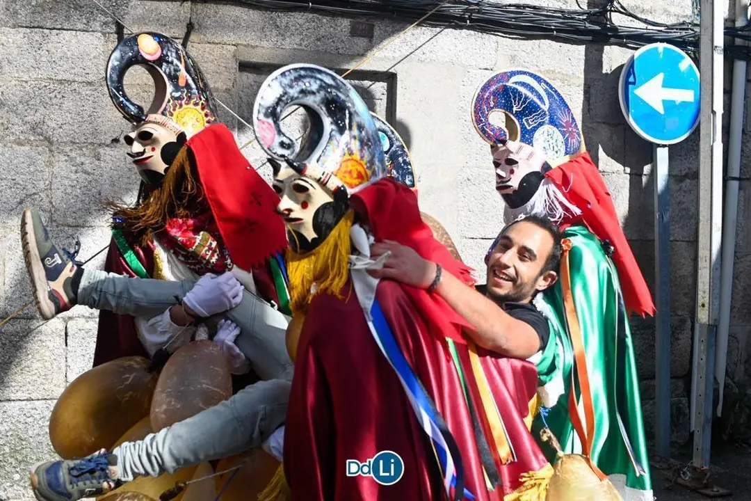 Uno de los participantes en el Entroido limiano sin disfraz, capturado por las pantallas y llevado al primer bar cercano para obligarle a pagar la ronda. | FOTO: Noelia Caselro.