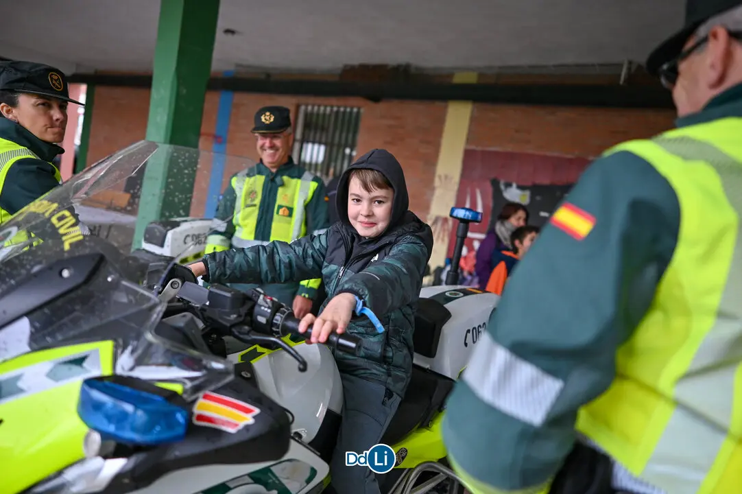 Uno de los niños del CEIP de Sandiás en una de las motos de la Guardia Civil. | FOTO: Noelia Caseiro.