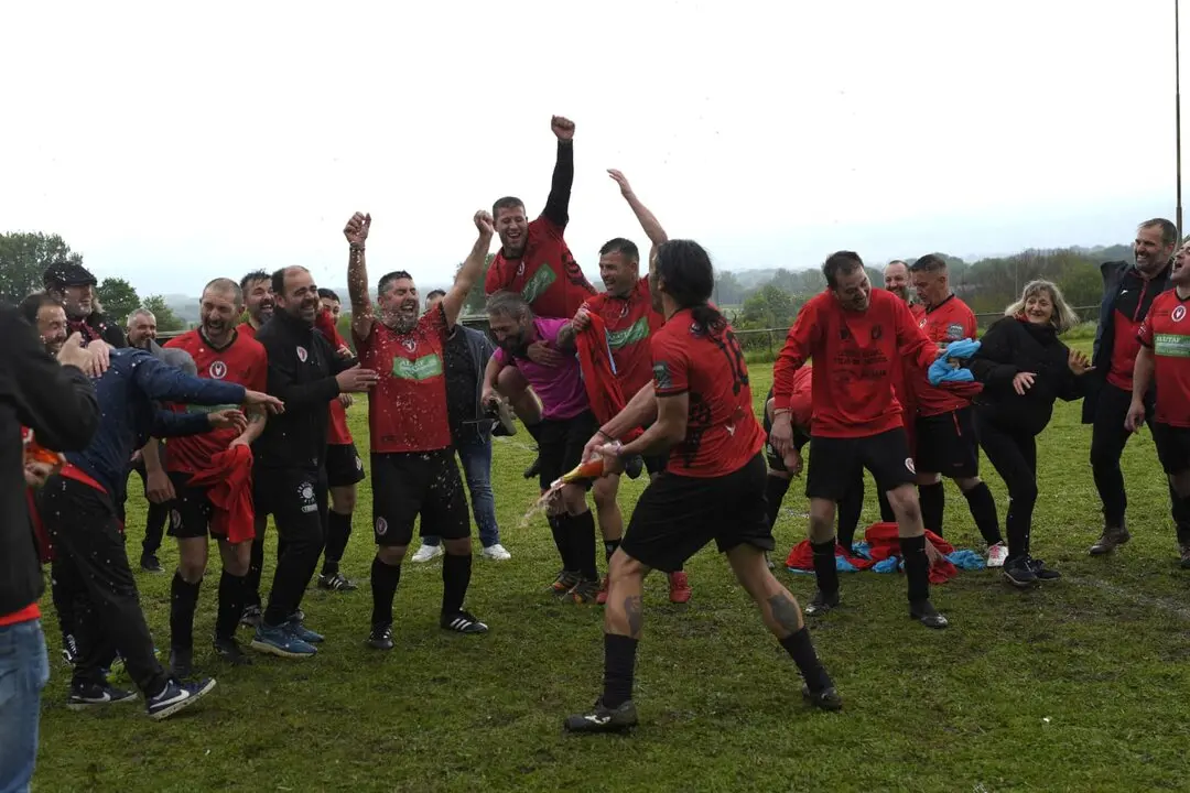 Victoria do equipo de veterans de Vilar de Santos que permitir&aacute; o ascenso a 1&ordf; Divisi&oacute;n. FOTO | Concello de Vilar de Santos.
