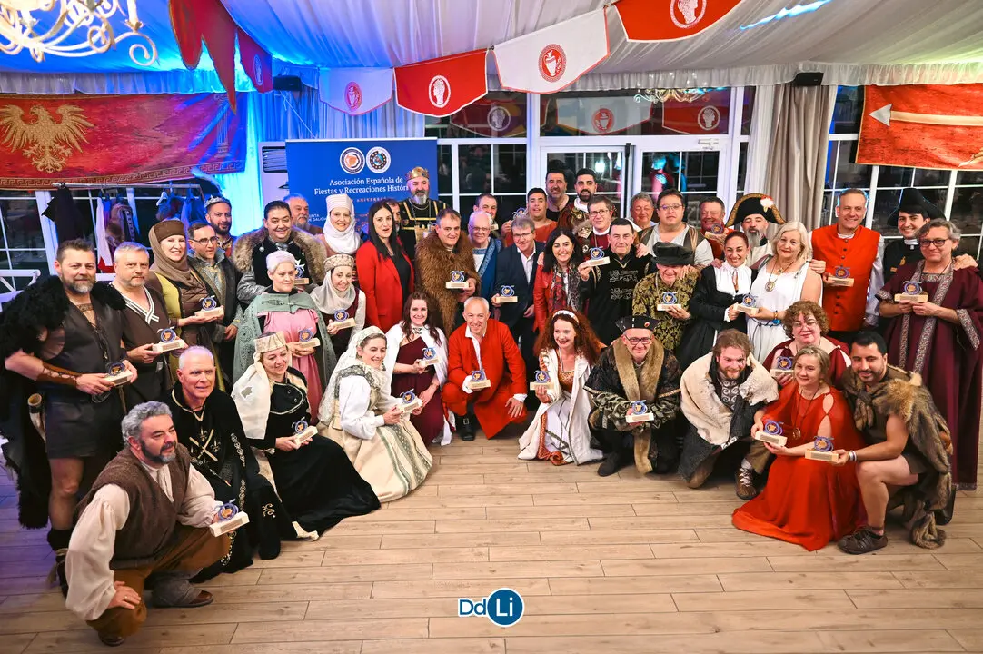 Miembros de cada Fiesta Histórica con la Junta Directiva y miembros de la Xunta de Galicia. | FOTO: Noelia Caseiro.