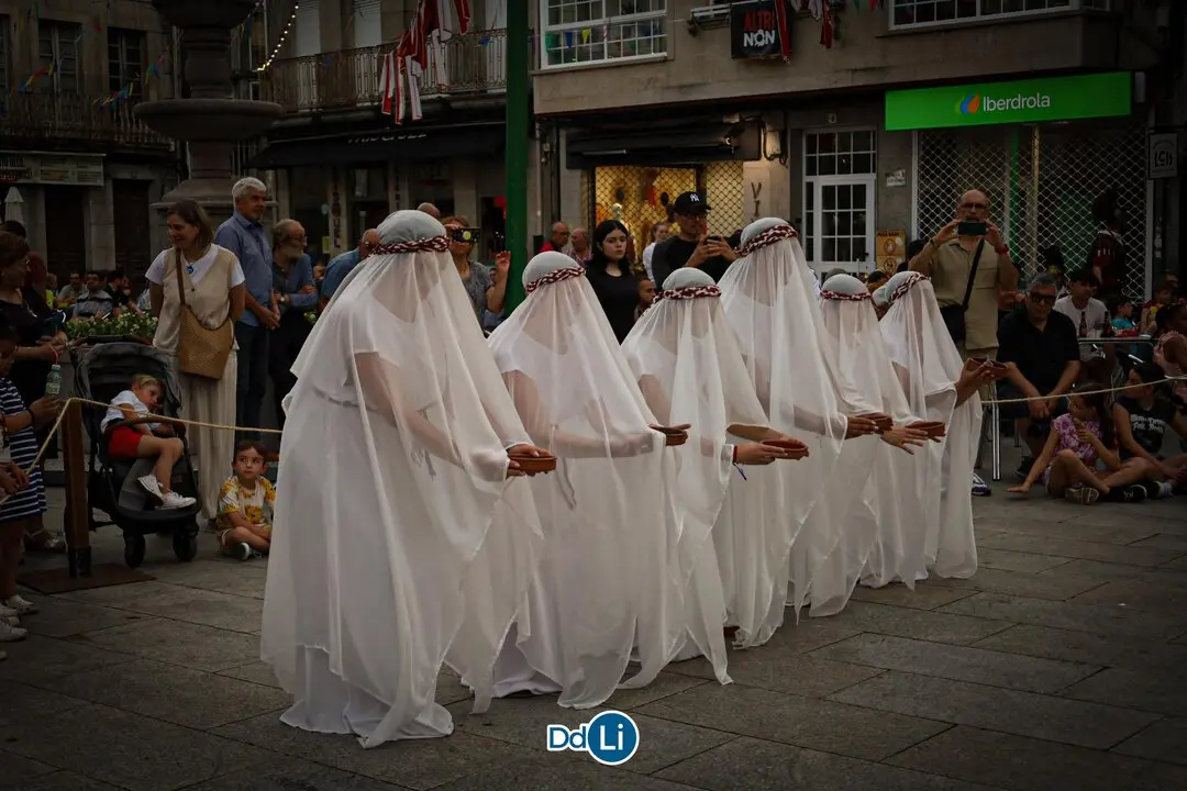 As vestais durante a danza do lume sagrado. | FOTO: Anabel G. Sim&oacute;n.