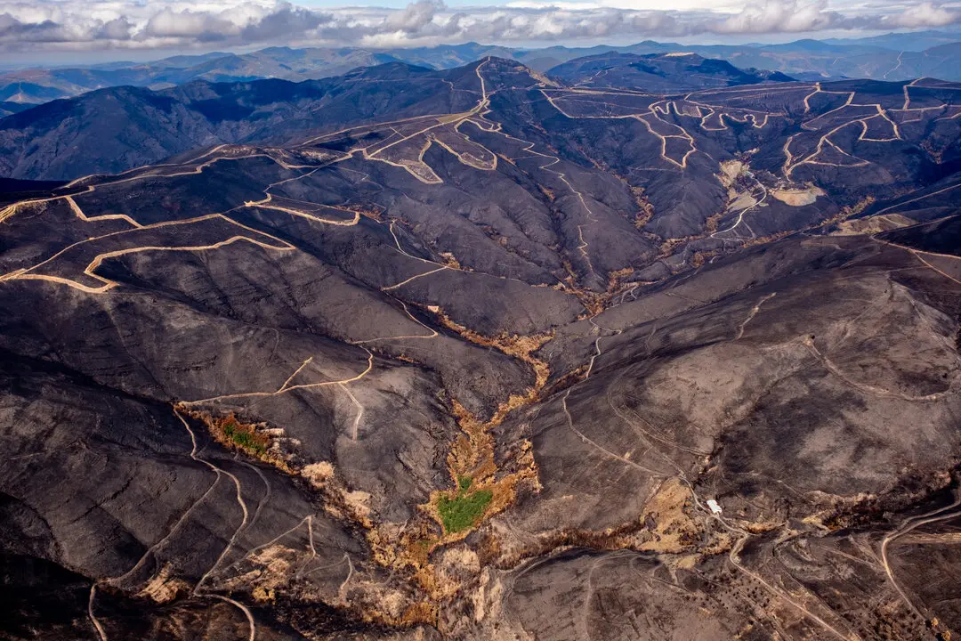 30 agosto 2025.  Pico Montouto, Serra dos cabalos, Ourense. Incendio de Larouco, parroquia de Seadur.

 El 2025 es ya uno de los peores a&ntilde;os de la historia desde que hay registros de incendios, con casi 400.000 hect&aacute;reas calcinadas. Por ello, Greenpeace, de la mano del reconocido fot&oacute;grafo social y medioambiental Pedro Armestre, ha documentado desde el aire la magnitud de la destrucci&oacute;n, llegando incluso a zonas no fotografiadas hasta ahora en las comarcas de Sanabria, Las M&eacute;dulas, o los grandes incendios en Ourense: en Larouco (el mayor de la historia de Galicia), O&iacute;mbra-Xinzo de Limia y Chadrexa de Queixa-Vilari&ntilde;o de Conso.

&copy;Greenpeace/ Pedro Armestre