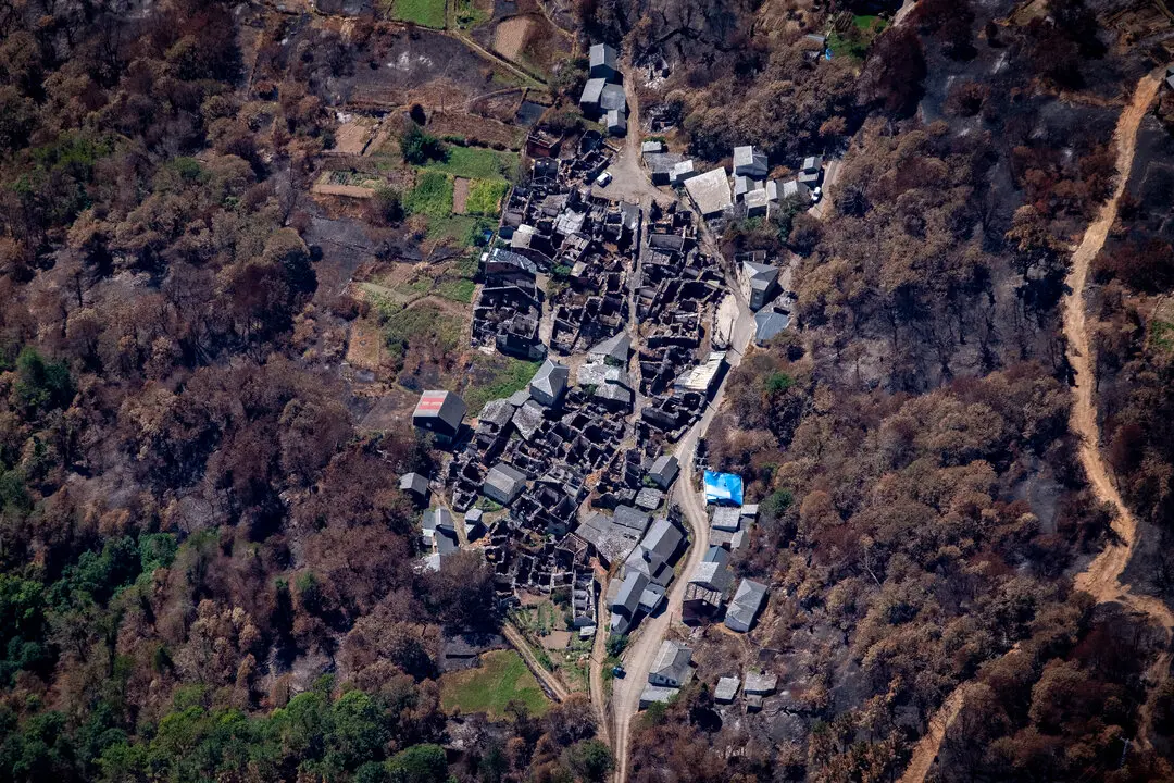 30 agosto 2025. San Vicente de Leira, Ourense. 

El municipio de Vilamart&iacute;n de Valdeorras, Ourense, ha quedado reducido a un pu&ntilde;ado de casas da&ntilde;adas y otras tantas reducidas a escombros. El fuego del incendio forestal de Larouco arras&oacute; 60 viviendas con destrozos, 15 de ellas residencias habituales.
El incendio de Larouco (Ourense), iniciado en la parroquia de Seadur se trata del mayor fuego de la historia de Galicia desde que hay registros: ha arrasado m&aacute;s de 30.000 hect&aacute;reas, llegando hasta el santuario ecol&oacute;gico de la Serra de O Courel.

&copy;Greenpeace/ Pedro Armestre