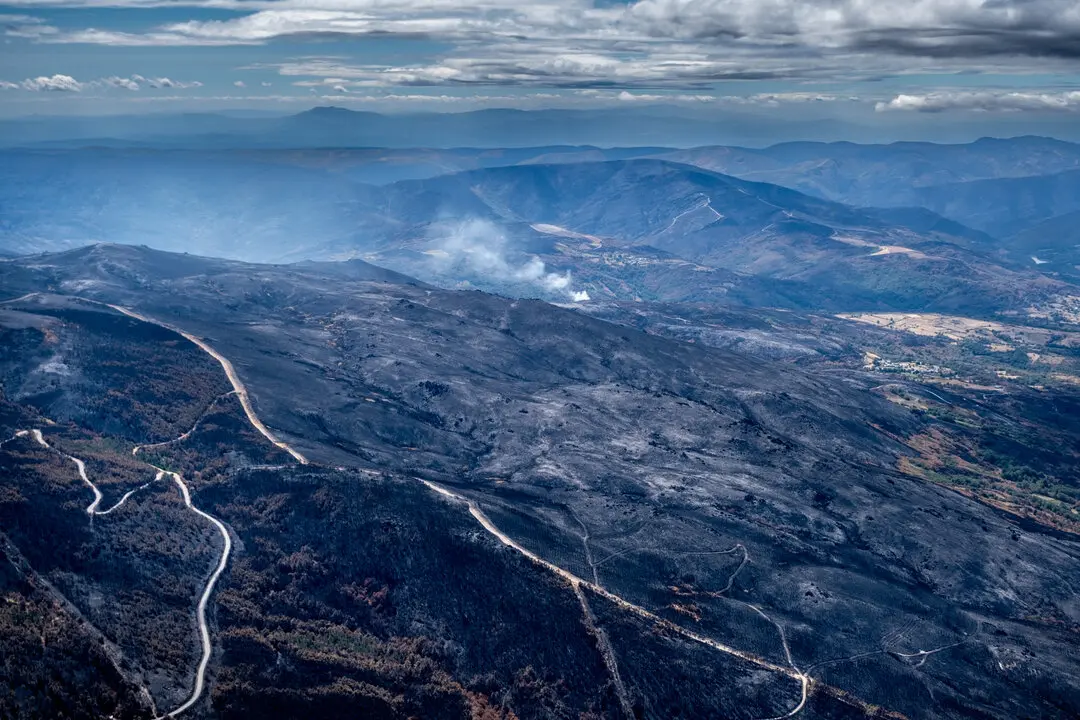 30 Agosto 2025. Incendio de Chandrexa de Queixa, 

iniciado en la parroquia de Parafita, Ourense. Constituye un &aacute;rea protegida con calificaci&oacute;n de Zona Especial de Conservaci&oacute;n (ZEC) integrante de la Red Natura 2000. Se trata de una de las zonas m&aacute;s despobladas de Galicia.

&copy;Greenpeace/ Pedro Armestre