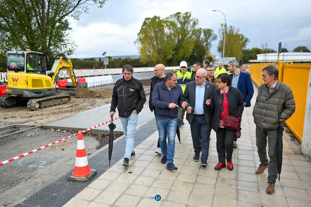 Visita as obras de humanizaci&oacute;n das avenidas en Xinzo de Limia. | FOTO: Noelia Caseiro.
