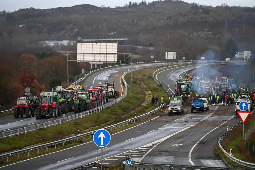 La autov&iacute;a permanece cortada en la A-52 a la altura de Abavides. | FOTO: Noelia Caseiro.