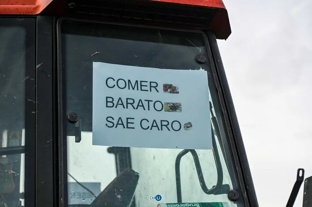 "Comer barato sale caro": un cartel en un tractor resume la preocupaci&oacute;n del sector por la entrada de productos a bajo precio desde Sudam&eacute;rica.