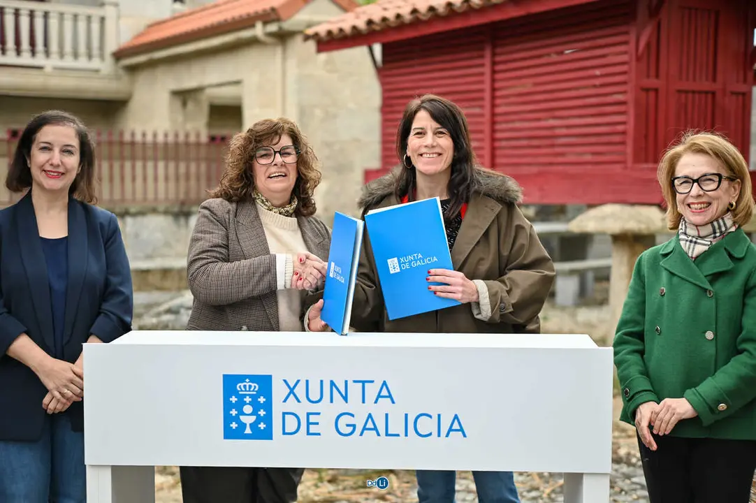 Firma del acuerdo para la aprobaci&oacute;n definitiva del Plan B&aacute;sico Municipal de Porqueira. | FOTO: Noelia Caseiro.