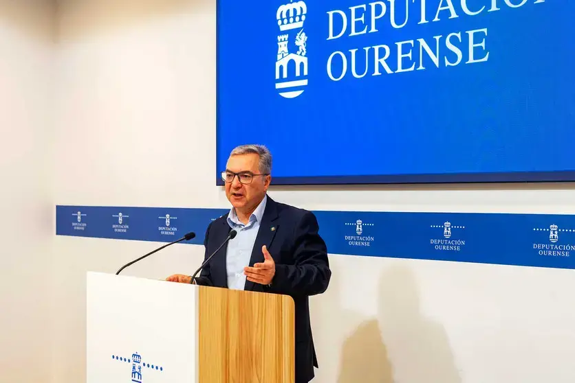 O presidente provincial, Luis Menor, ofrecendo unha rolda de prensa.