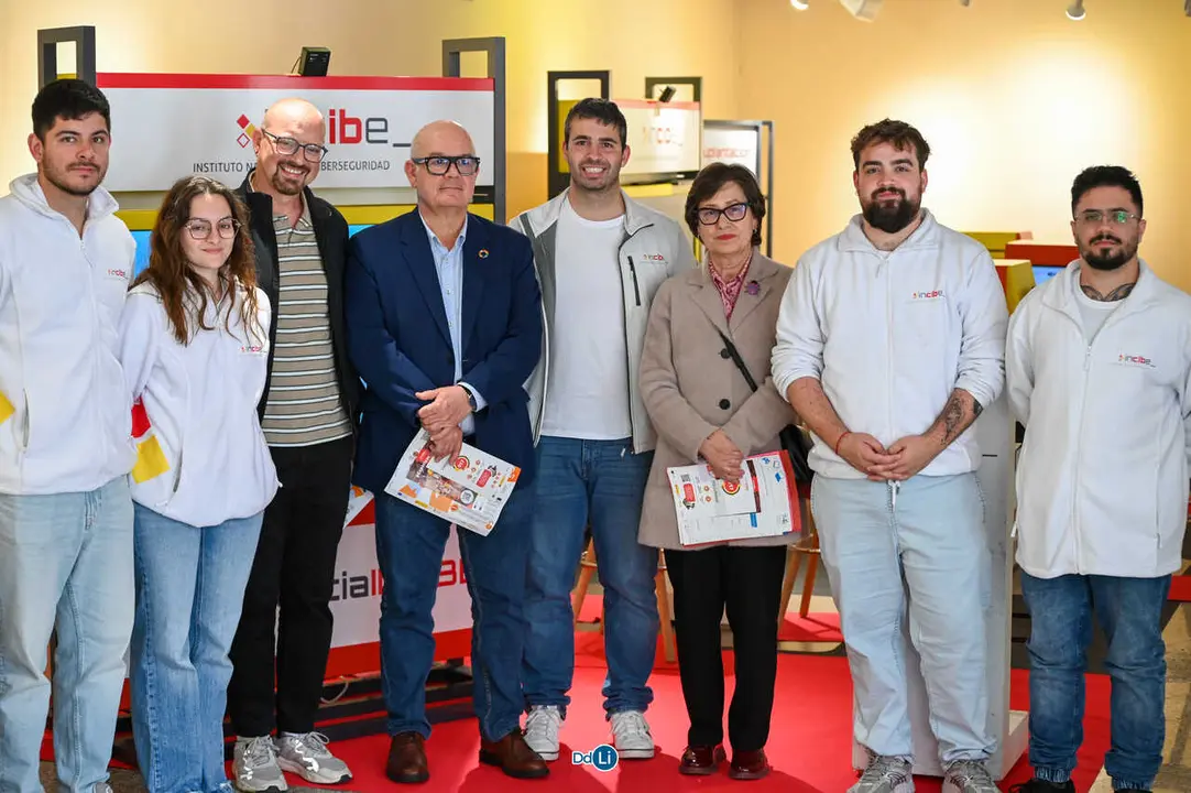 Eladio Santos visita el stand itinerante de Experiencia INCIBE en Xinzo.