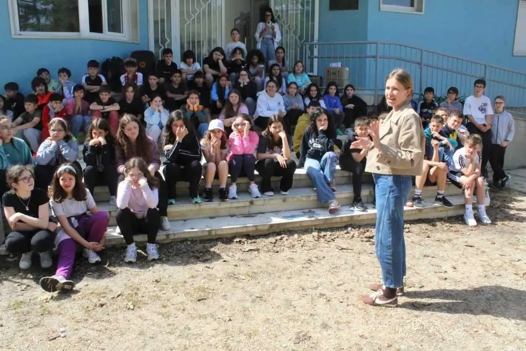 A directora xeral de Xuventude, Lara Meneses, dirix&iacute;ndose aos 65 escolares do Bierzo e Sanabria no albergue das Sinas.