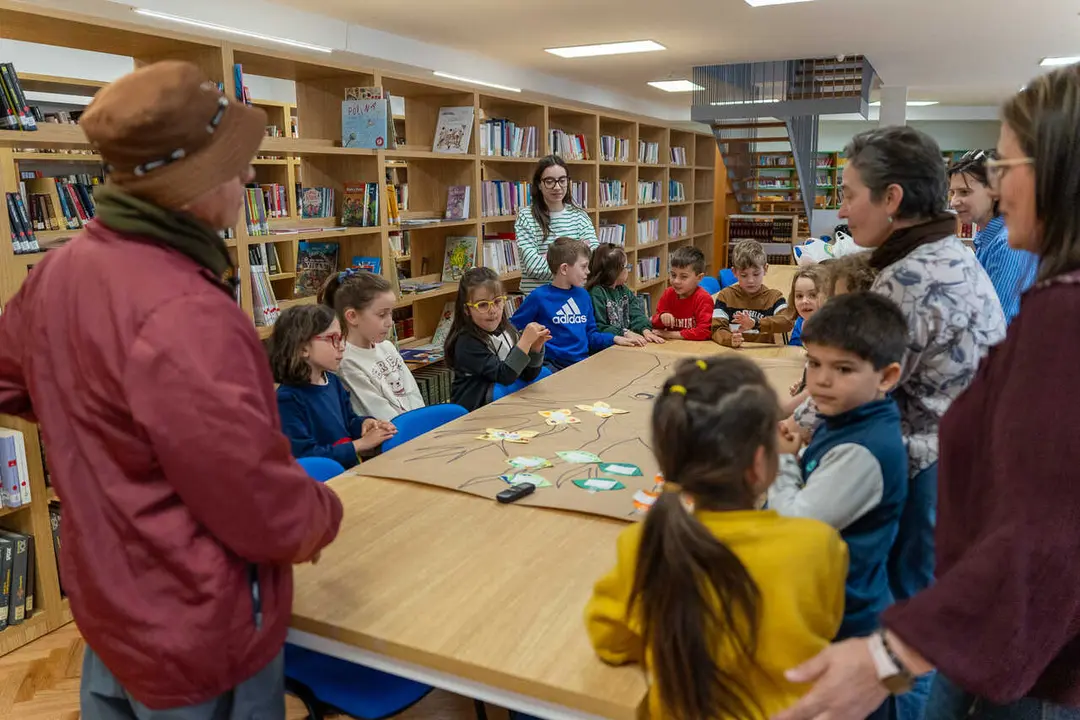 Un grupo de escolares atiende con asombro al cuentacuentos organizado en la Biblioteca P&uacute;blica Antelana.