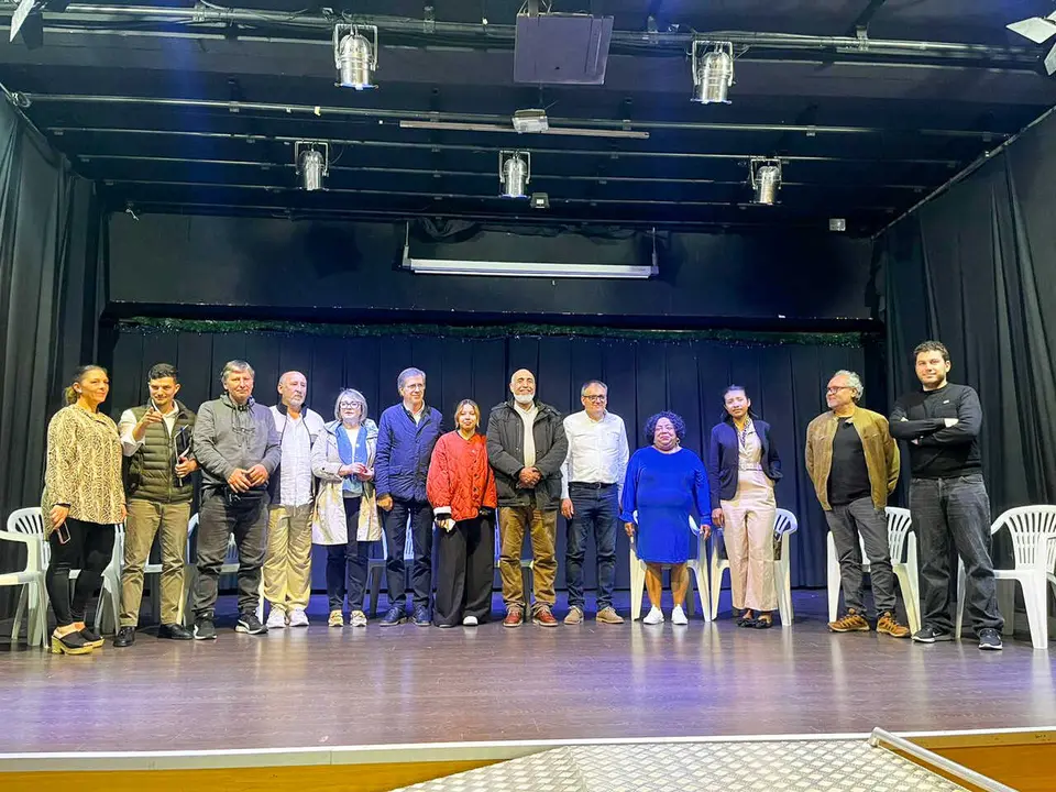 El alcalde de Xinzo, Amador D&iacute;az, recibe a los estudiantes durante el encuentro con la comunidad extranjera.