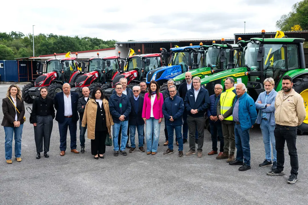Entrega de maquinaria forestal a municipios ourensanos en San Cibrao das Vi&ntilde;as.
