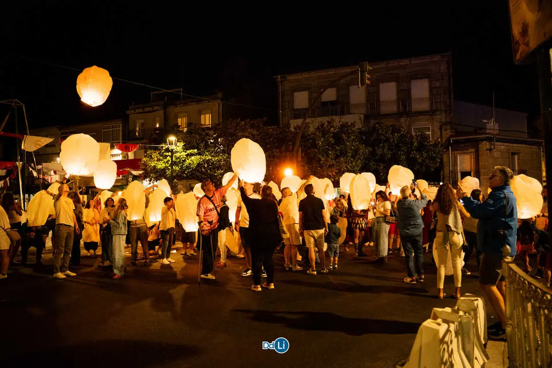 Decenas de farolillos prepar&aacute;ndose para conquistar el cielo de Xinzo. | Foto: Iv&aacute;n Pena.