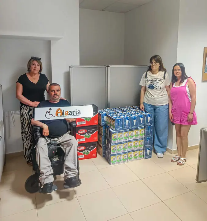 &Aacute;ngeles Mart&iacute;nez, &Oacute;scar Pena, Melissa G&oacute;mez y Laura L&oacute;pez; durante la recepci&oacute;n del material donado.