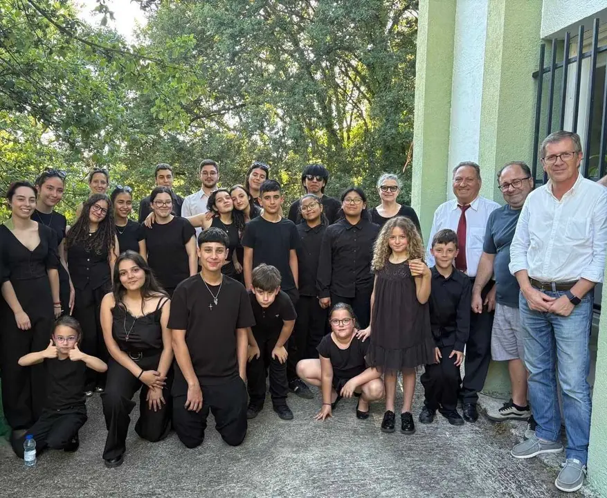 Los j&oacute;venes m&uacute;sicos de la Agrupaci&oacute;n Musical da Limia posan tras uno de los miniconcertos de la Gira Comarcal, que recorri&oacute; nueve parroquias.