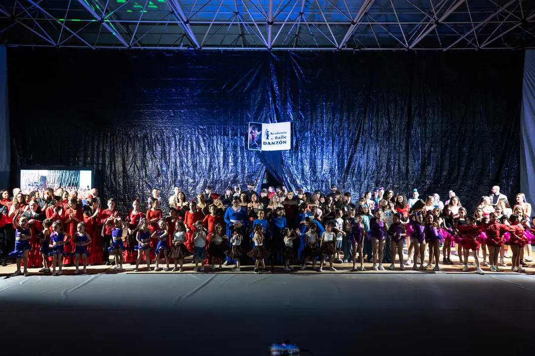 Centos de bailar&iacute;ns participaron na gala de fin de curso organizada por Danz&oacute;n. | FOTO: Noelia Caseiro.