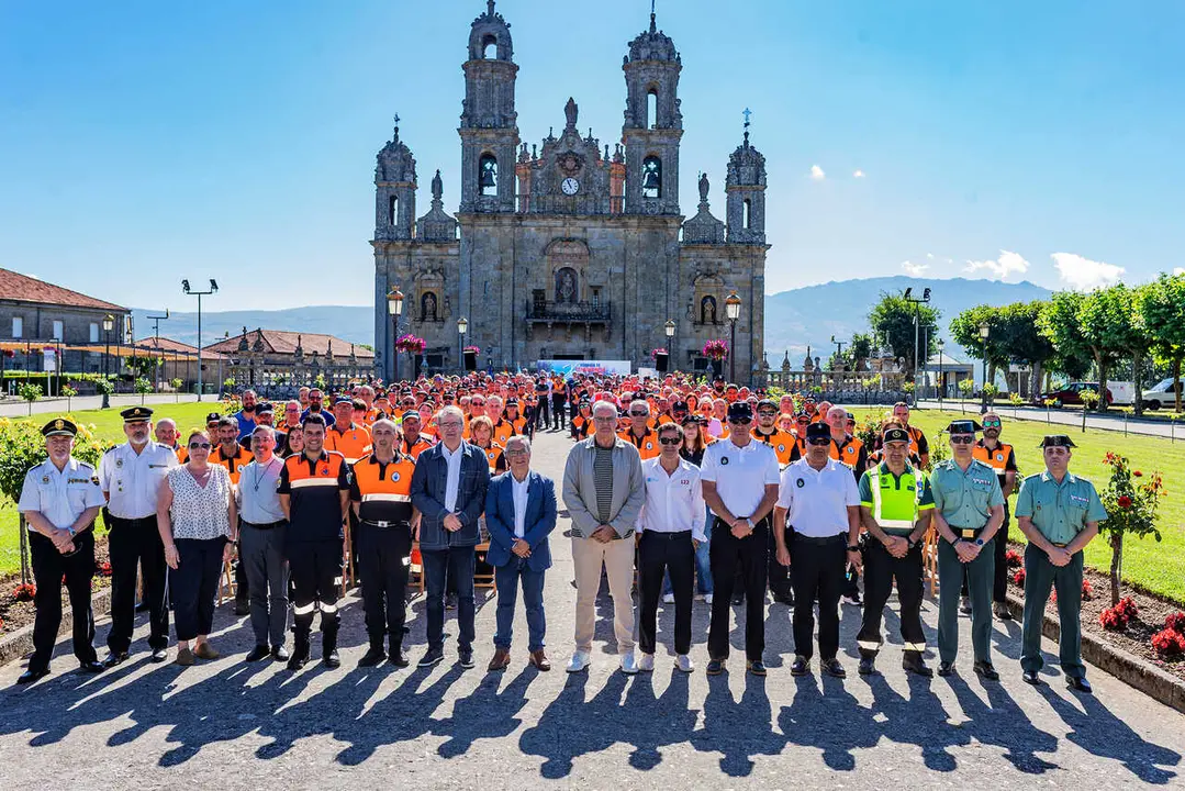 O presidente provincial, Luis Menor, participa na X Convivencia de Protecci&oacute;n Civil. No Santuario de Os Milagros (Ba&ntilde;os de Molgas). Tam&eacute;n participan Santiago Villanueva (Director Xeral de Emerxencias), Olivier Reboredo (Xefe do servizo da &aacute;rea de emerxencias da Xunta en Ourense), Manuel Fern&aacute;ndez Movilla (Alcalde de Ba&ntilde;os de Molgas), Manuel Pardo Cid (Delegado da xunta en Ourense), e alcaldes de membros de Protecci&oacute;n Civil de Ourense.