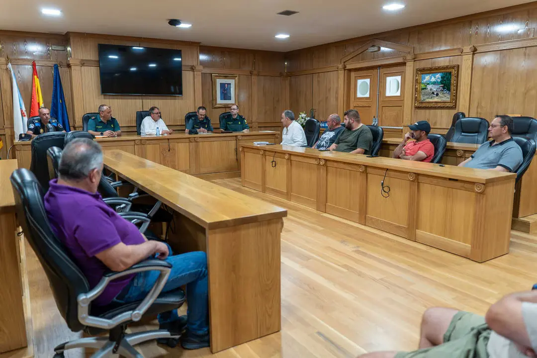 Agricultores, Guardia Civil y Polic&iacute;a Local, reunidos en el Concello de Xinzo para coordinar la respuesta a los robos.