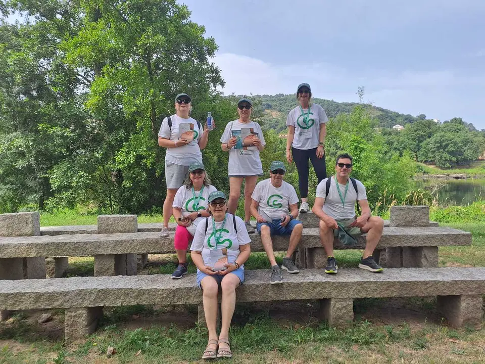 Voluntarios de la Asociaci&oacute;n Espa&ntilde;ola Contra el C&aacute;ncer difunden la campa&ntilde;a de prevenci&oacute;n del c&aacute;ncer de piel.