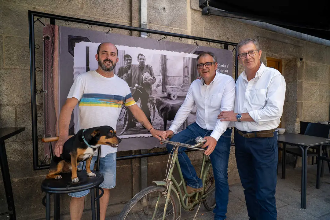 El alcalde, Amador D&iacute;az, y el concejal Carlos G&oacute;mez, junto a To&ntilde;o do Monforte y su perro, hijo este &uacute;ltimo de uno de los protagonistas de la imagen hist&oacute;rica.