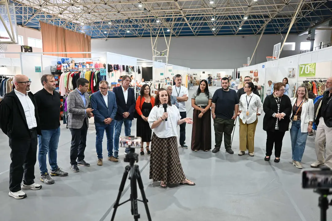 Autoridades y representantes de ProLimia durante la inauguraci&oacute;n de la VII Feira do Comercio. |&nbsp;FOTO: Noelia Caseiro.