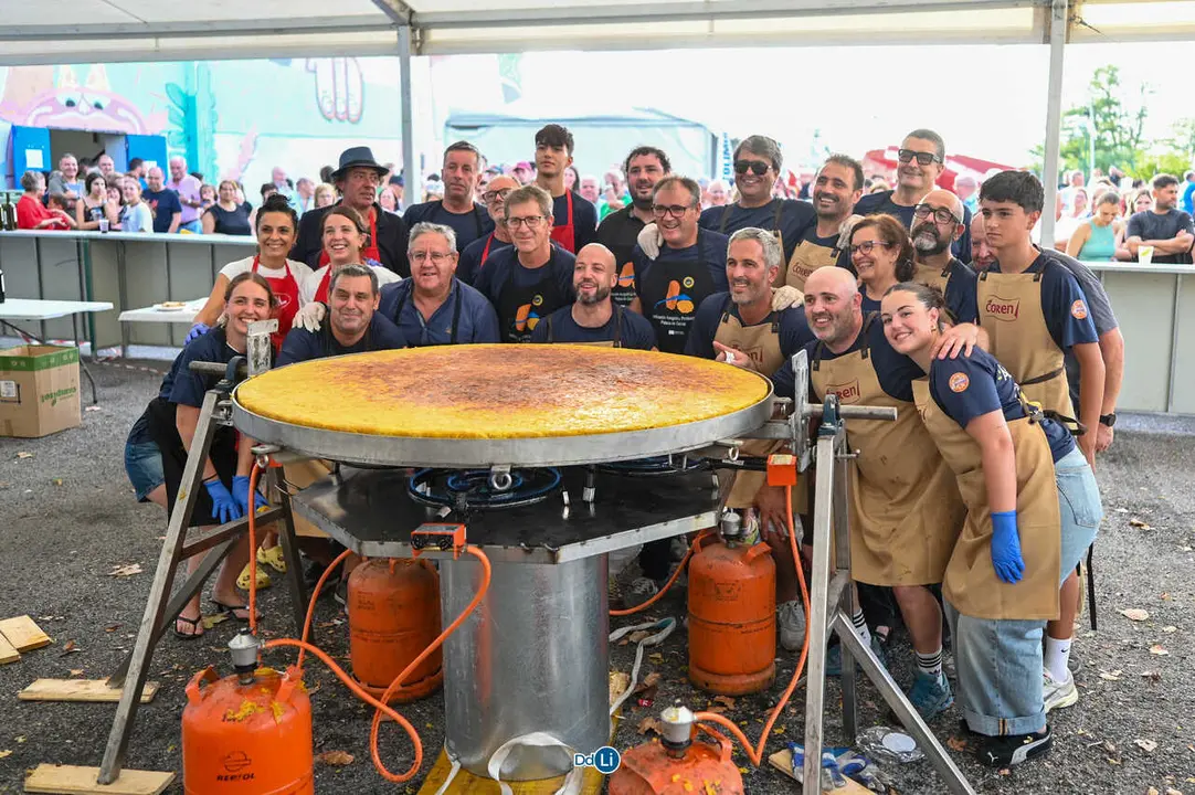 La tortilla gigante fue elaborada durante la jornada del s&aacute;bado en Alimagro 2026. | FOTO: Noelia Caseiro.