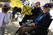Personas mayores del Centro de D&iacute;a Solleira de Ver&iacute;n disfrutan de una actividad l&uacute;dica junto a una ni&ntilde;a. | Foto: Anabel G. Sim&oacute;n.