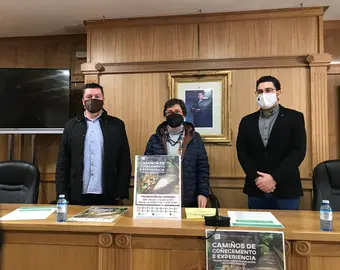 Ramiro Rodr&iacute;guez, Elvira Lama e Alberto Sotelino na presentaci&oacute;n de "Cami&ntilde;os de co&ntilde;ecemento e experiencia". | Foto: Mar&iacute;a Rodr&iacute;guez.