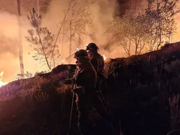 O lume de Prado, en Vilar de Barrio, xa leva arrasadas 20 hect&aacute;reas. | FOTO: Cedida.