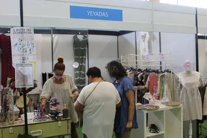 Xente mercando nun dos postos da Feira do Comercio ProLimia.