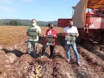 Presentaci&oacute;n da Feira da Pataca e Maquinaria Agr&iacute;cola por parte da alcaldesa de Xinzo, Elvira Lama e o concelleiro de Medio Rural, Amador D&iacute;az.