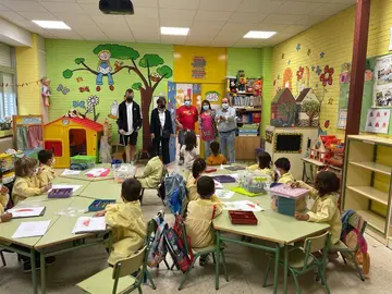 Visita da alcaldesa de Xinzo, Elvira Lama, ao CEIP Rosal&iacute;a de Castro.
