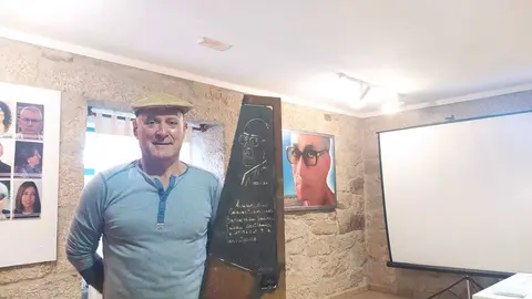 O escultor, To&ntilde;o Monteiro, xunto a s&uacute;a obra homenaxe a Ant&oacute;n Tovar.