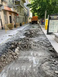 As obras de substituci&oacute;n das lousas na praza San Roque. | FOTO: Concello de Xinzo.