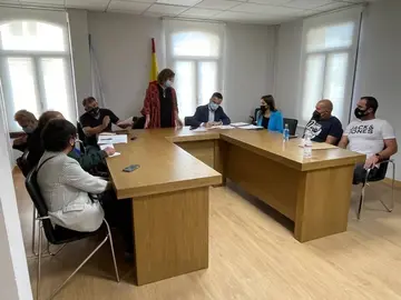O Concelleiro de Medio Rural, Jos&eacute; Gonz&aacute;lez, reunido coa alcaldesa de Porqueira, Susana V&aacute;zquez, e demais integrantes da Mesa dos Regad&iacute;os da Limia.