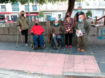 A alcaldesa de Xinzo, Elvira Lama, o concelleiro de infraestruturas, Rafa Penabad, o concelleiro de Urbanismo, Ram&oacute;n G&oacute;mez, o presidente de COGAMI, Anxo Queiruga, o director de ALGARIA, &Oacute;scar Pena, e o coordinador da &Aacute;rea de Accesibilidade, &Aacute;lvaro Garc&iacute;a.