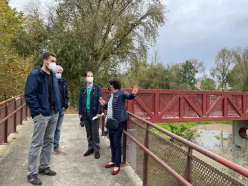A alcaldesa de Xinzo de Limia, Elvira Lama e o arquitecto municipal, Rafael Nogueiras, xunto aos t&eacute;cnicos da CHMS no paseo fluvial da vila. | FOTO: Concello de Xinzo.